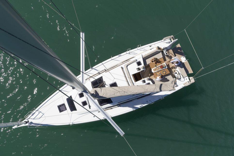 Sailing yacht 