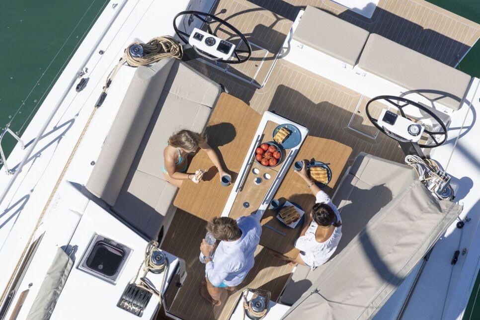 Sailing yacht 