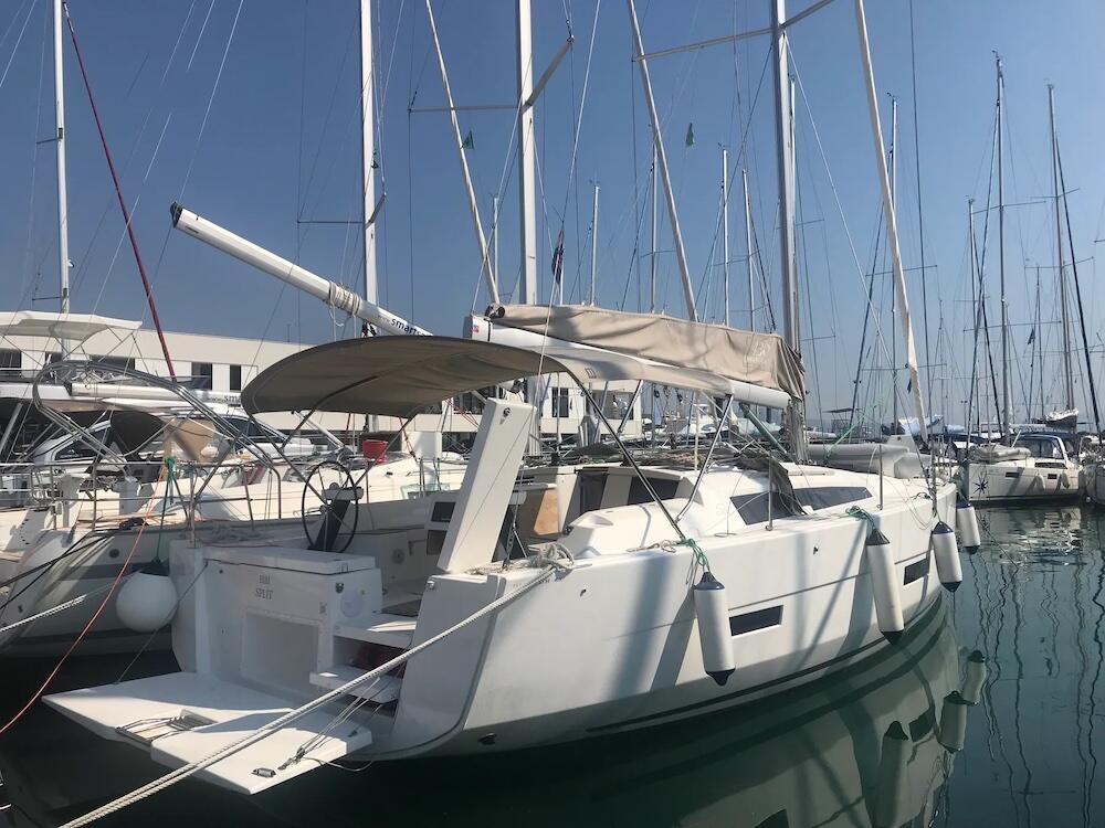 Sailing yacht 