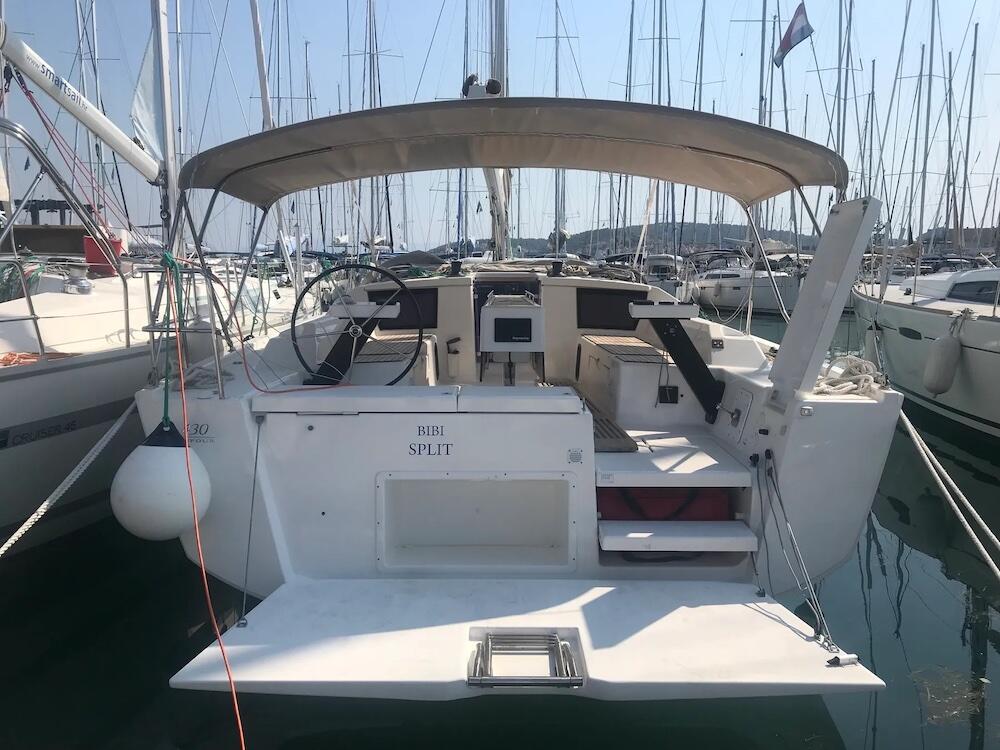 Sailing yacht 