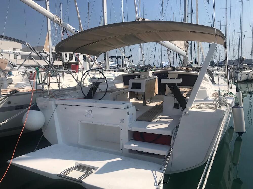 Sailing yacht 
