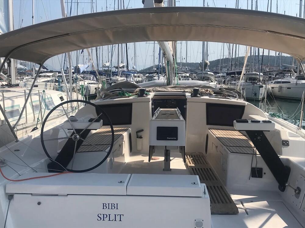 Sailing yacht 