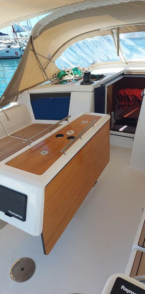 Sailing yacht 