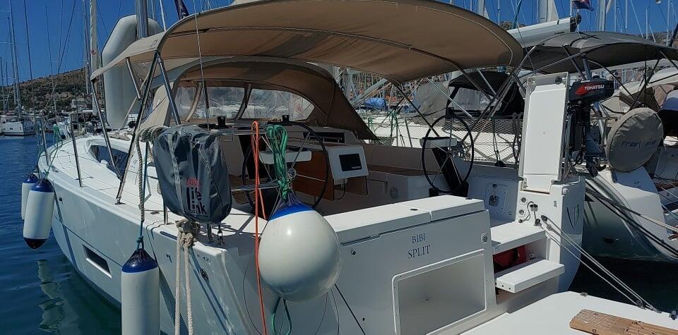 Sailing yacht 