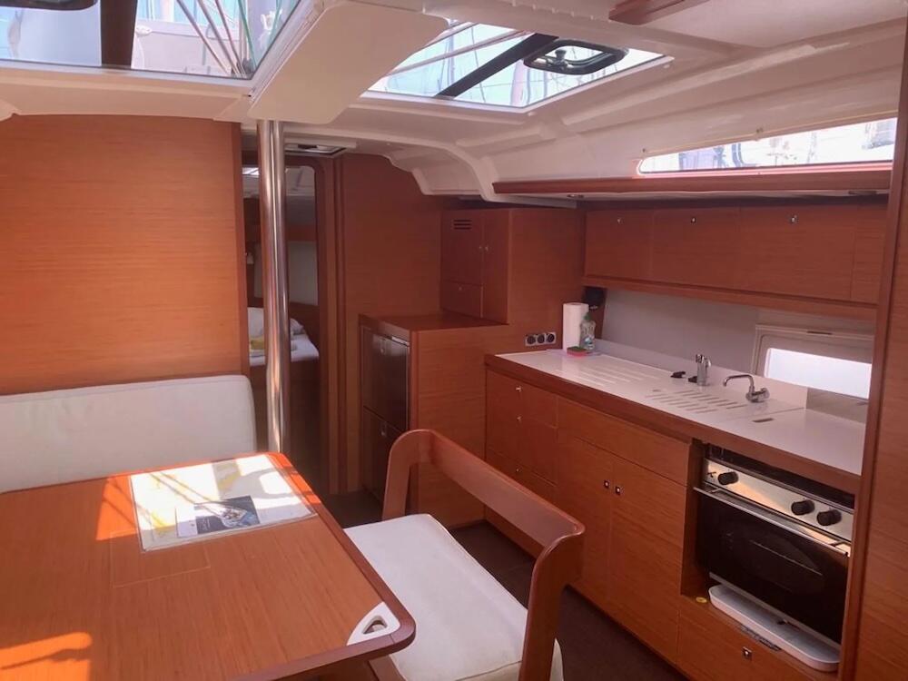 Sailing yacht 