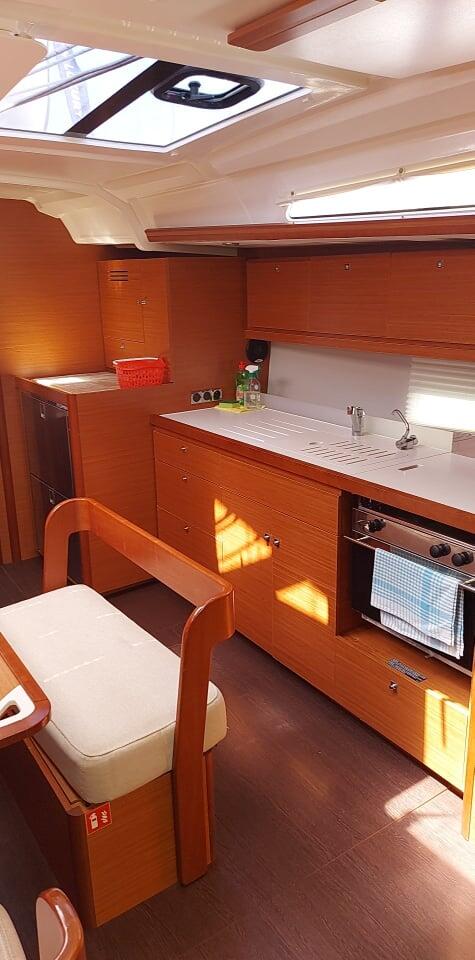 Sailing yacht 