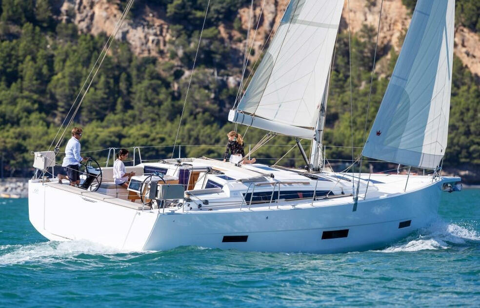 Sailing yacht 