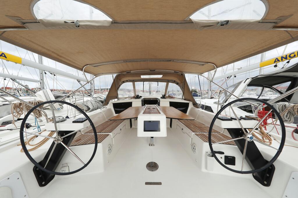Sailing yacht 