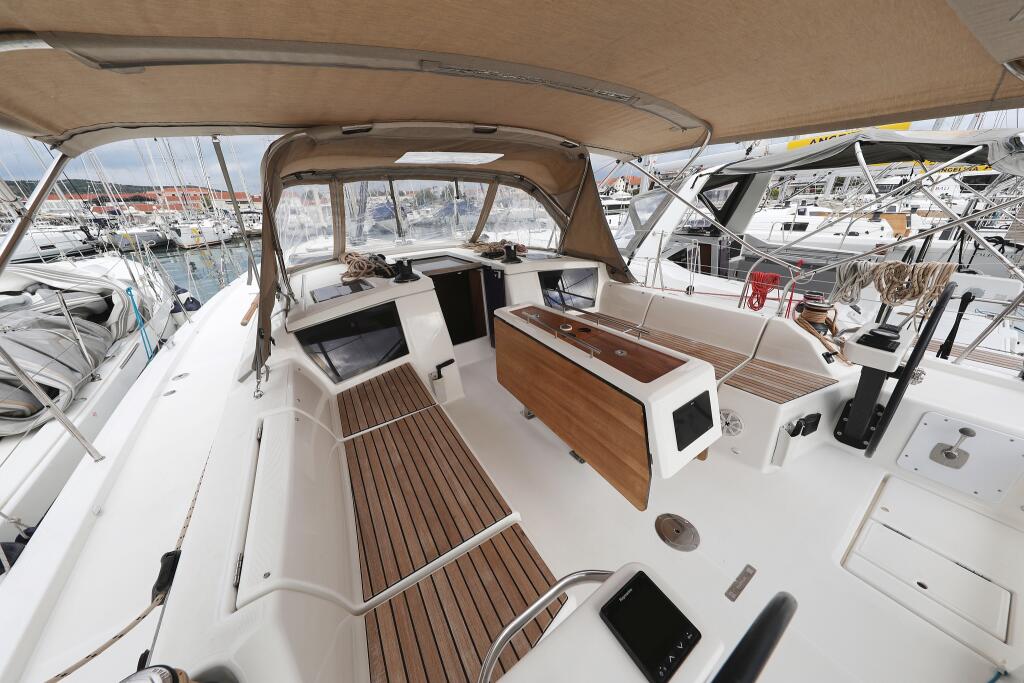 Sailing yacht 