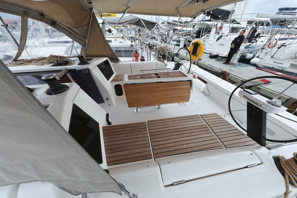 Sailing yacht 