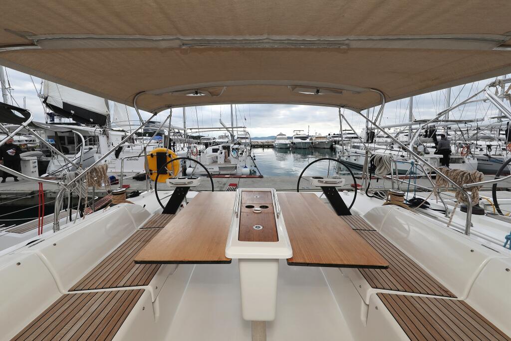 Sailing yacht 
