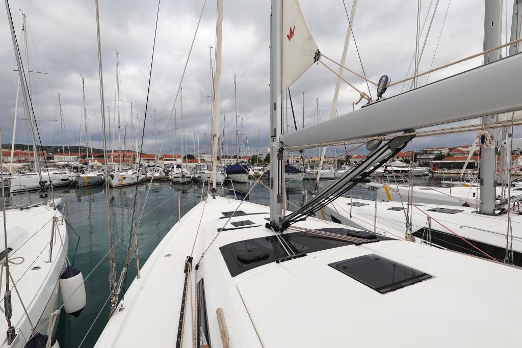 Sailing yacht 