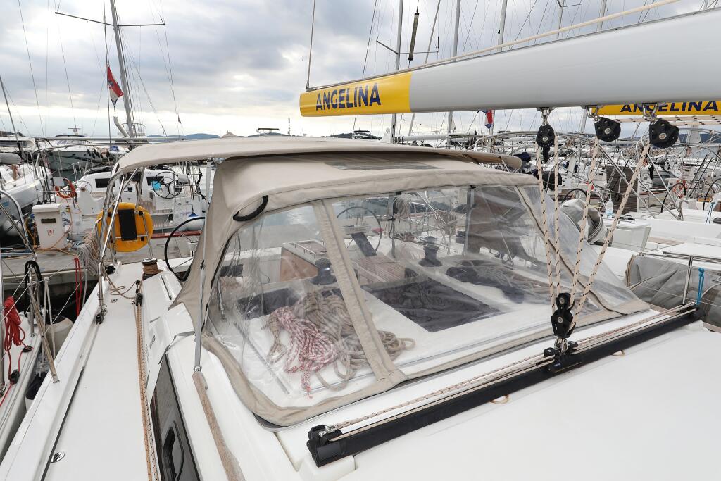 Sailing yacht 