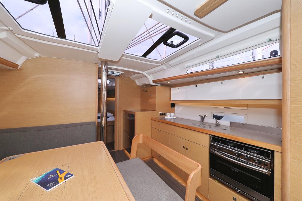 Sailing yacht 