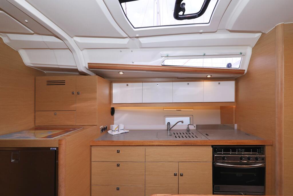 Sailing yacht 
