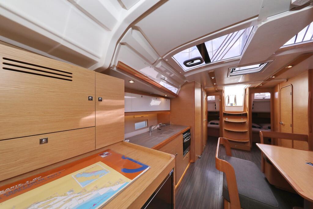 Sailing yacht 