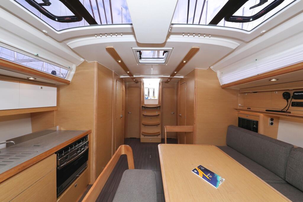 Sailing yacht 