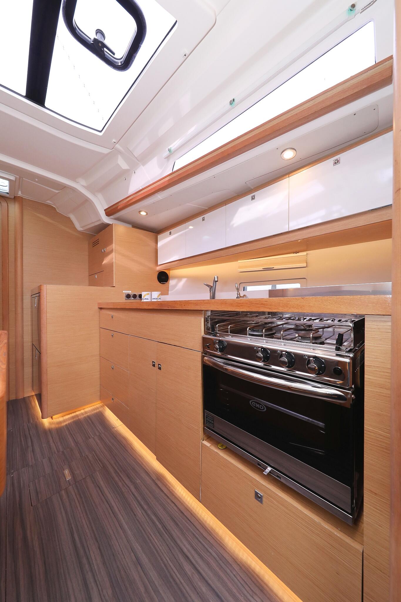 Sailing yacht 