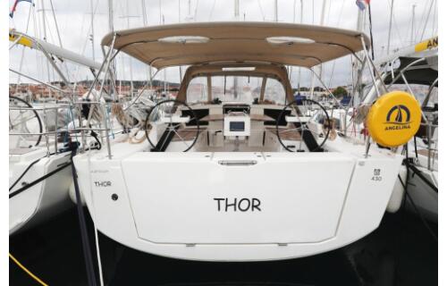 Sailing yacht 
