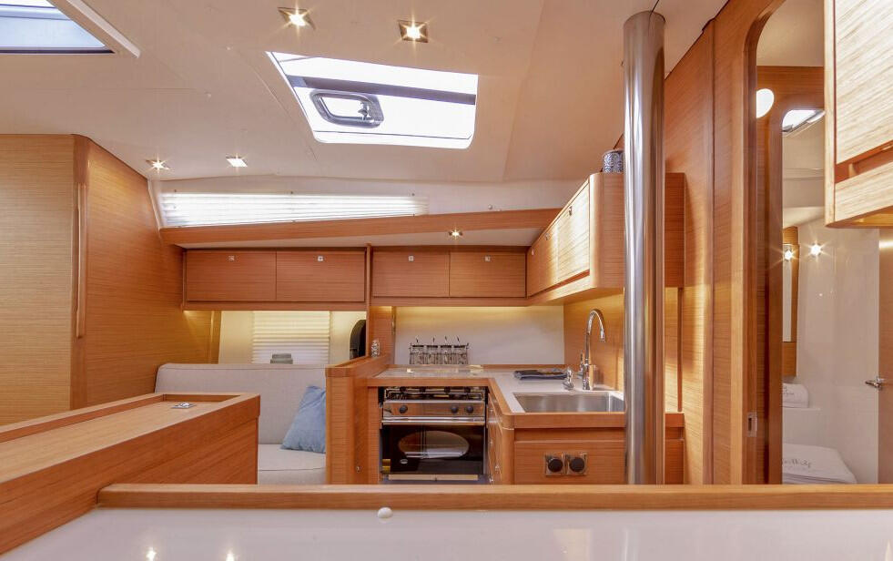 Sailing yacht 
