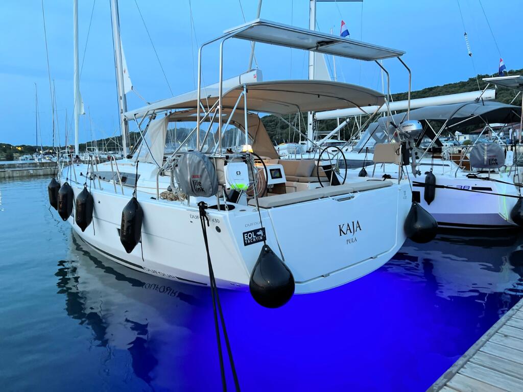 Sailing yacht 