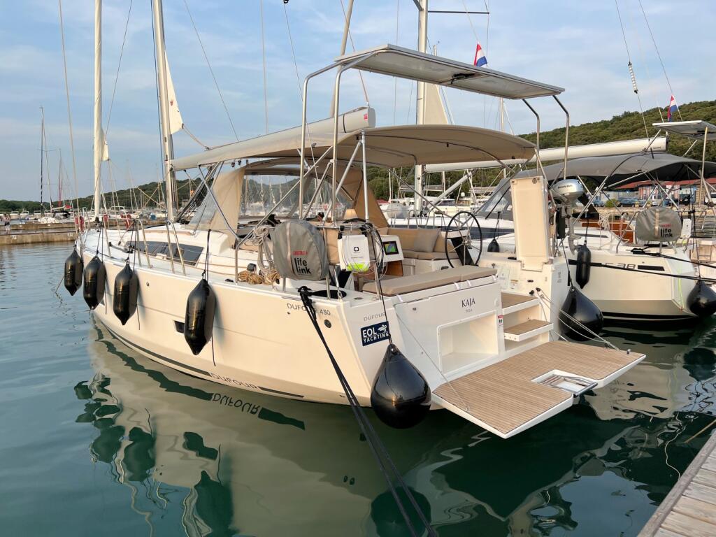 Sailing yacht 