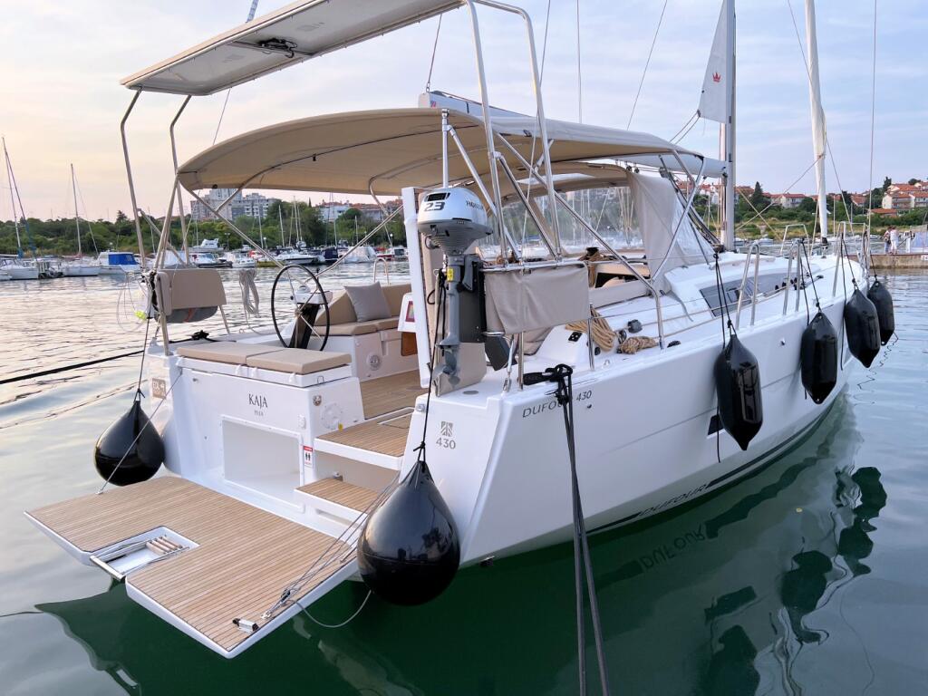 Sailing yacht 