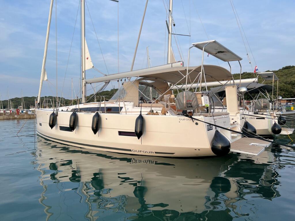 Sailing yacht 