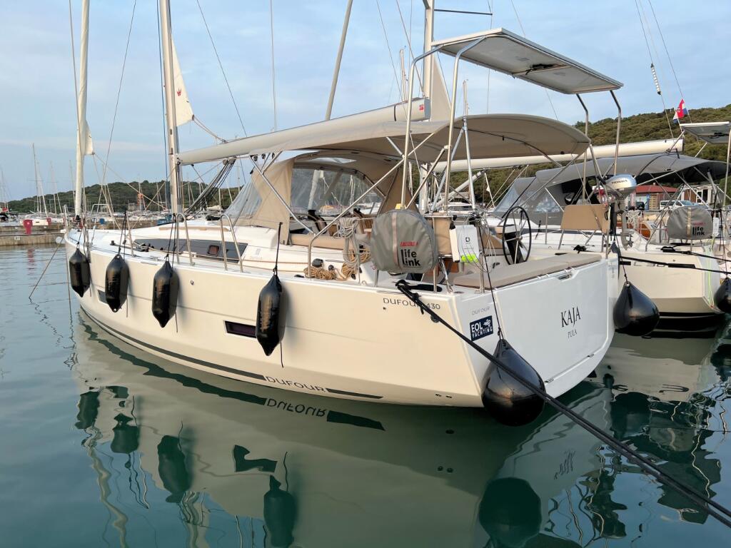 Sailing yacht 