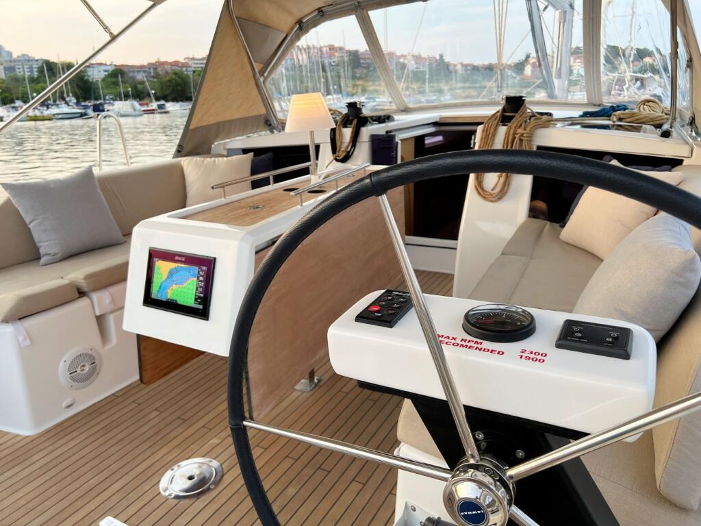 Sailing yacht 