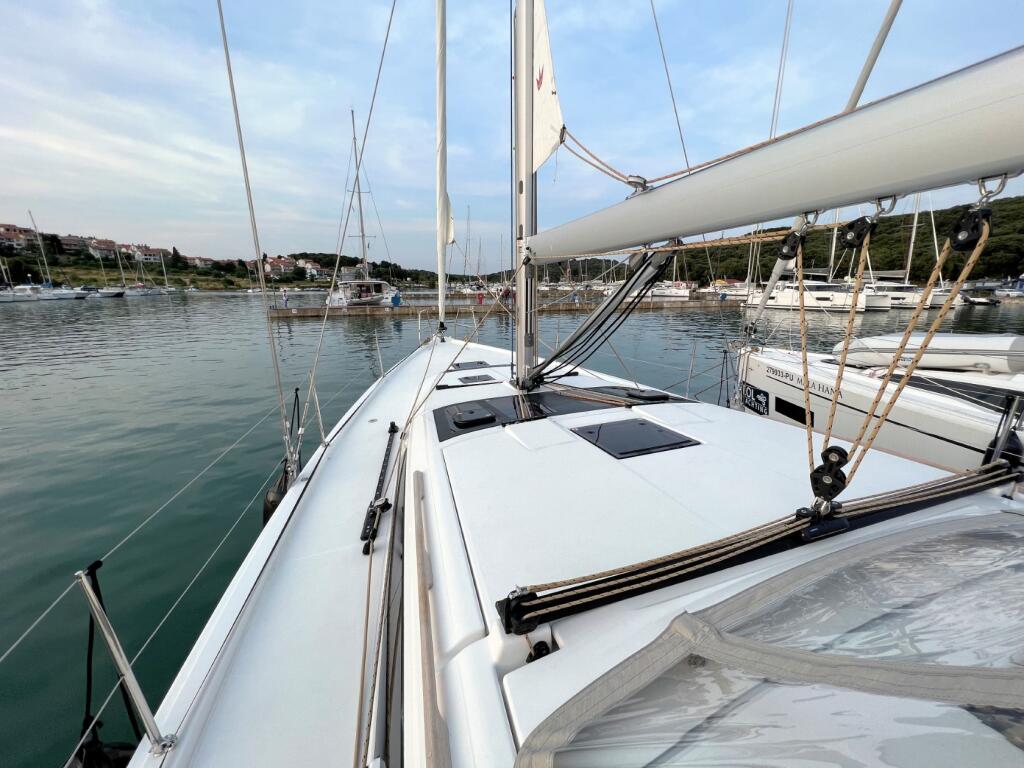 Sailing yacht 
