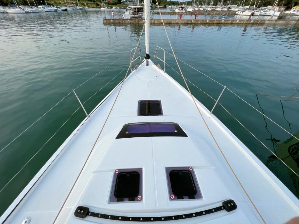 Sailing yacht 