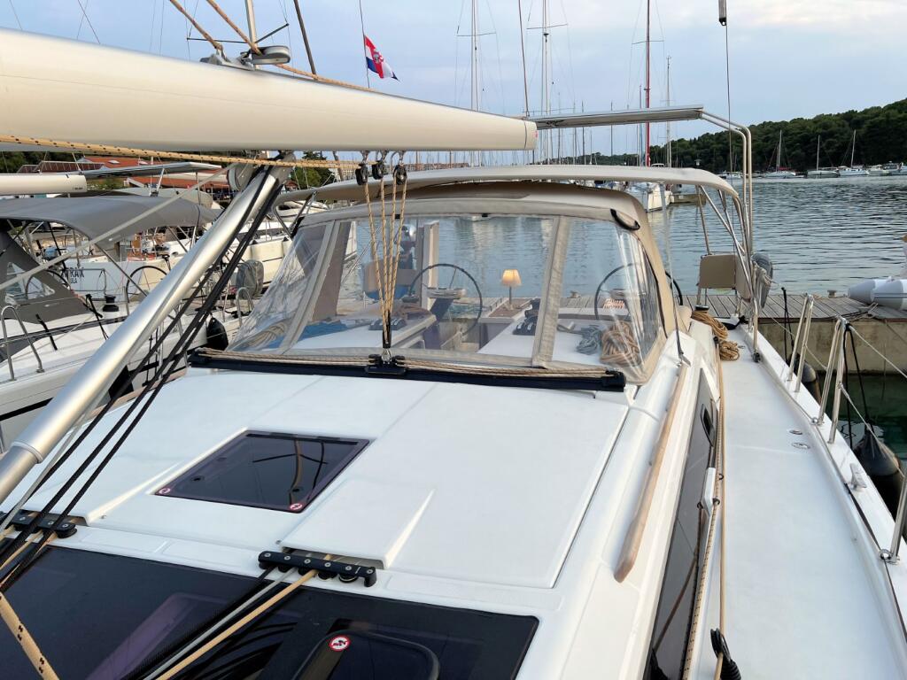 Sailing yacht 