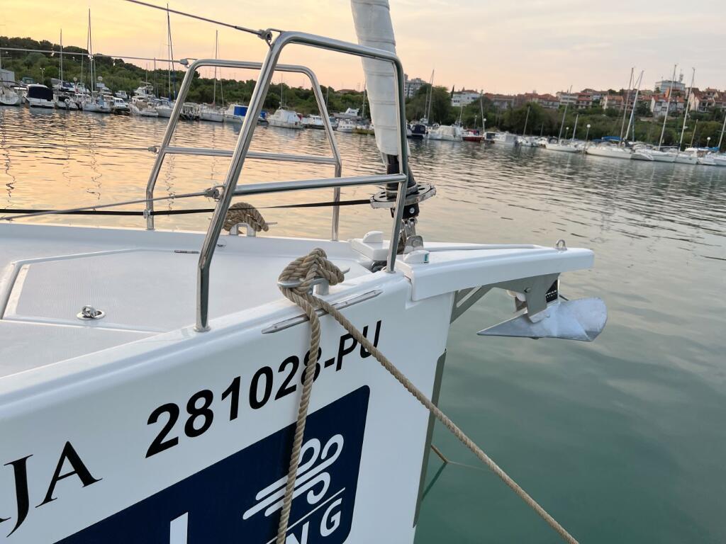Sailing yacht 