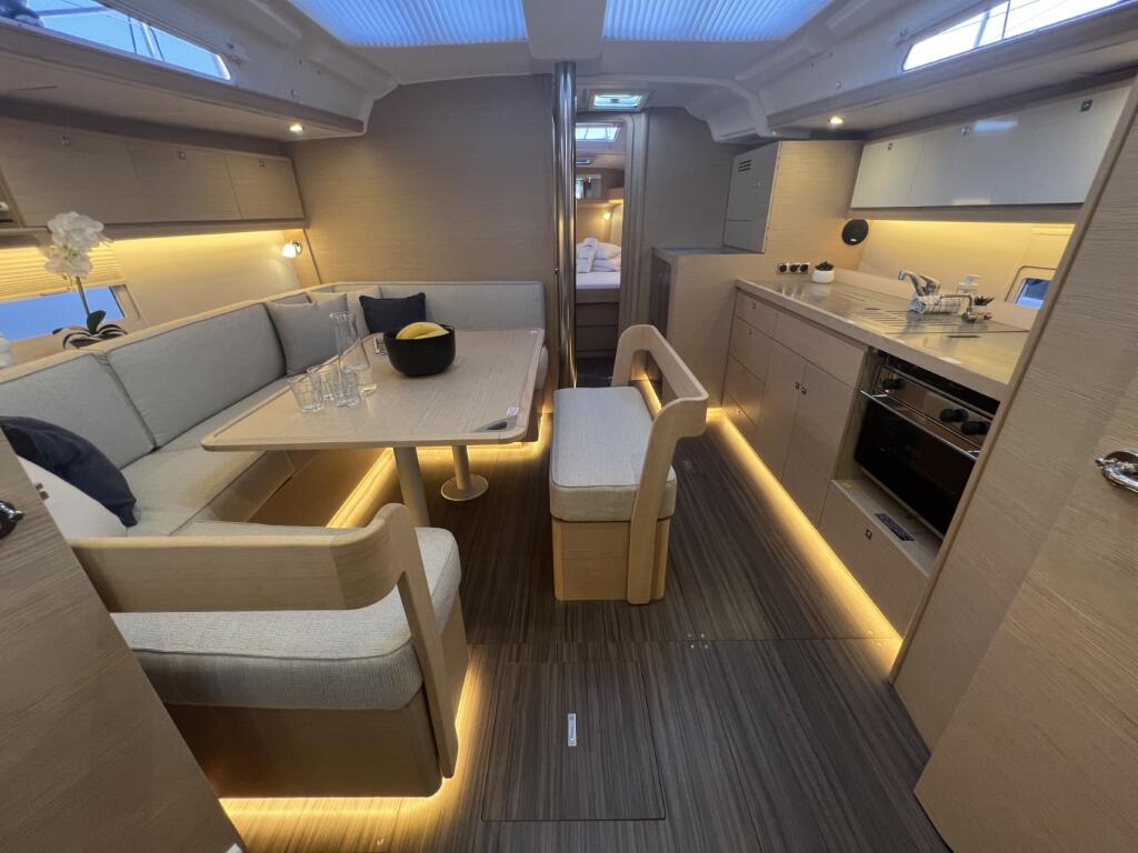 Sailing yacht 