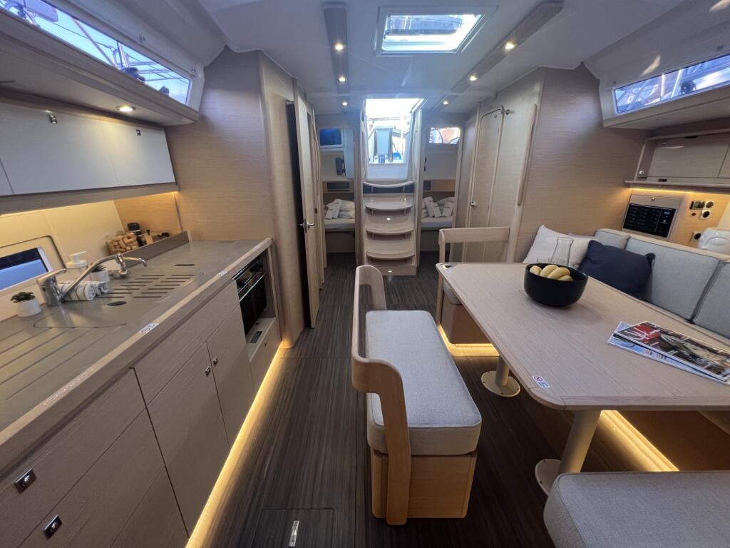 Sailing yacht 