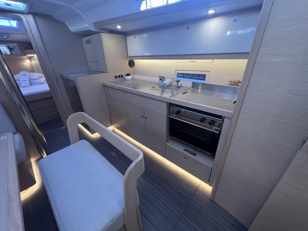 Sailing yacht 