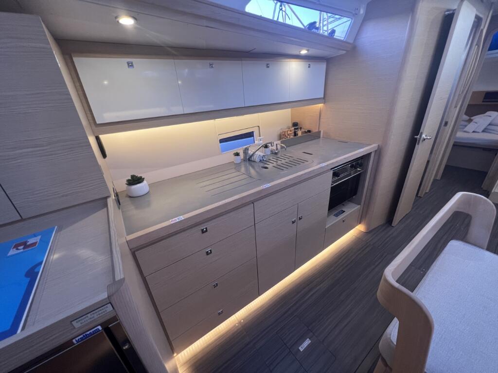 Sailing yacht 
