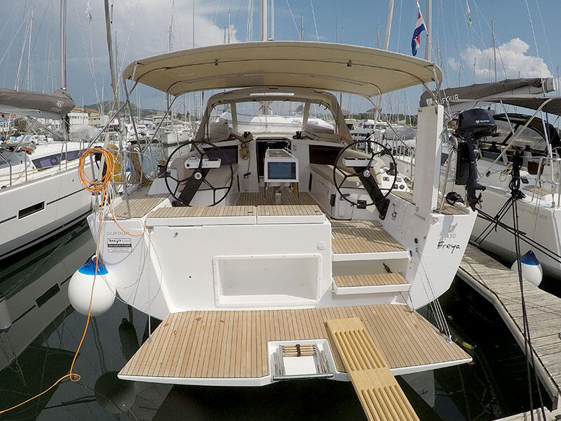 Sailing yacht 
