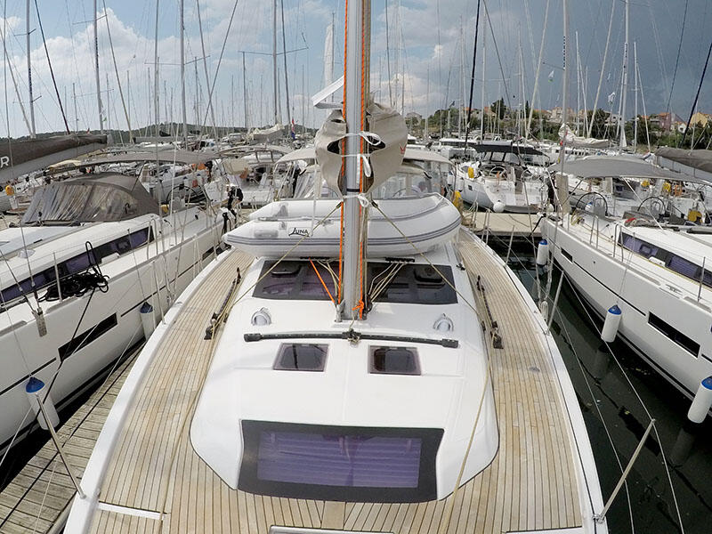 Sailing yacht 