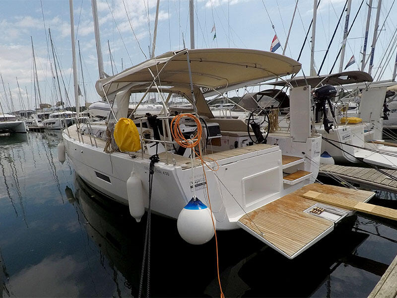 Sailing yacht 