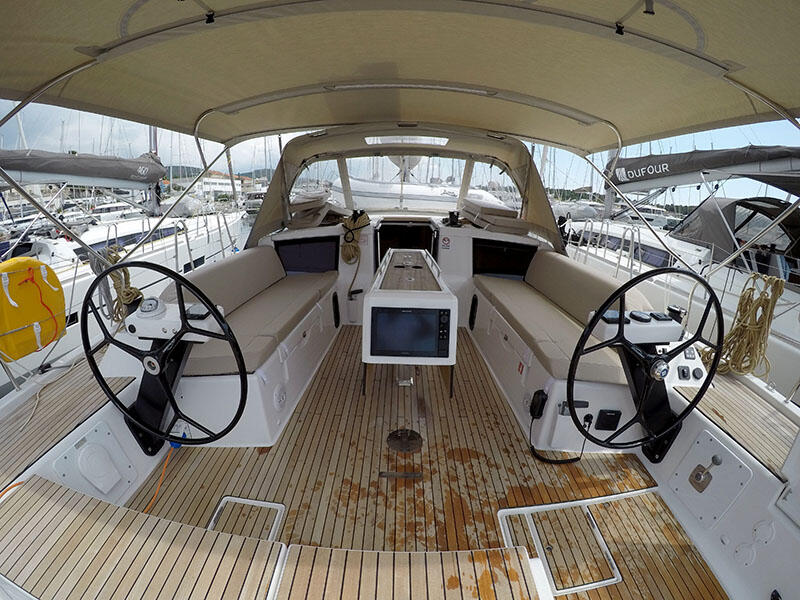 Sailing yacht 