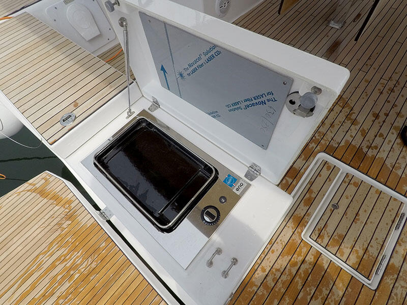 Sailing yacht 