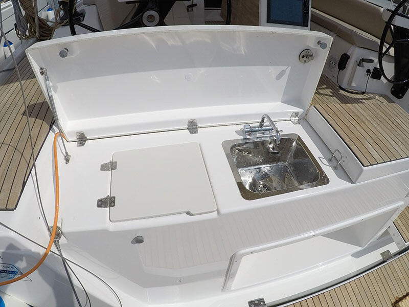 Sailing yacht 