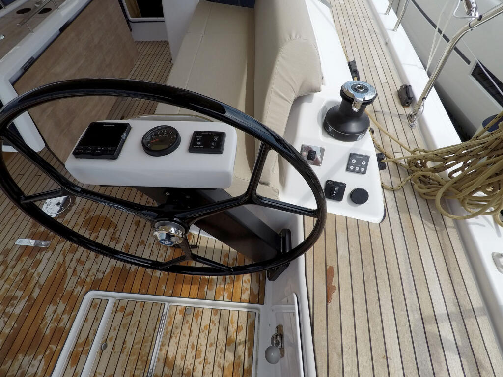Sailing yacht 