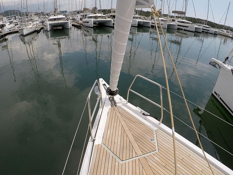 Sailing yacht 