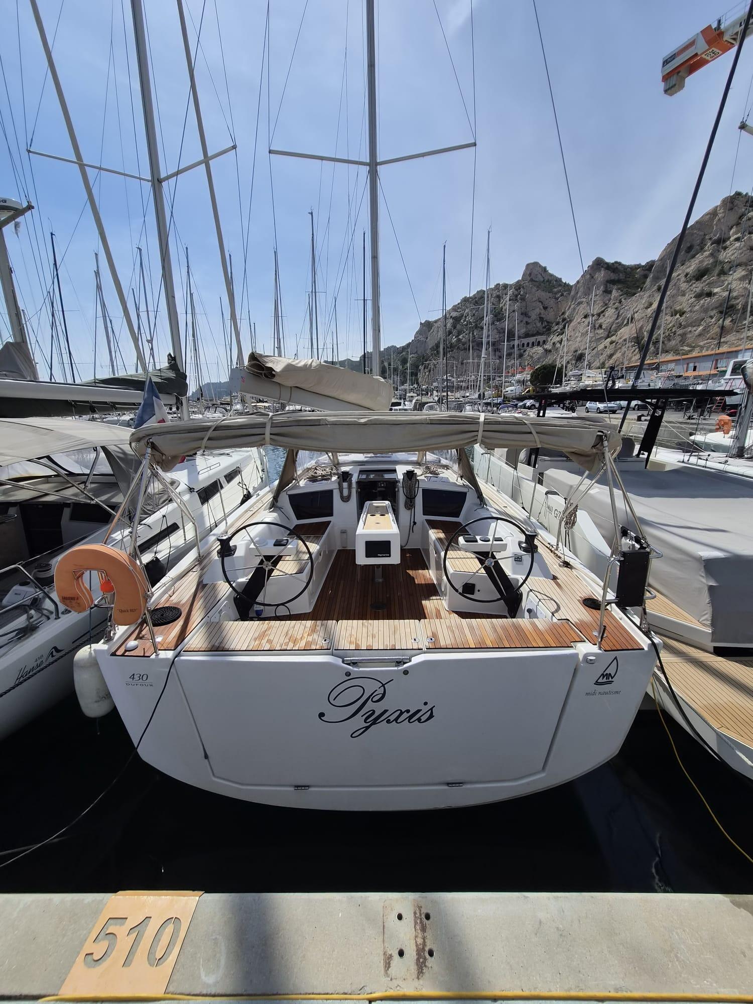Sailing yacht 