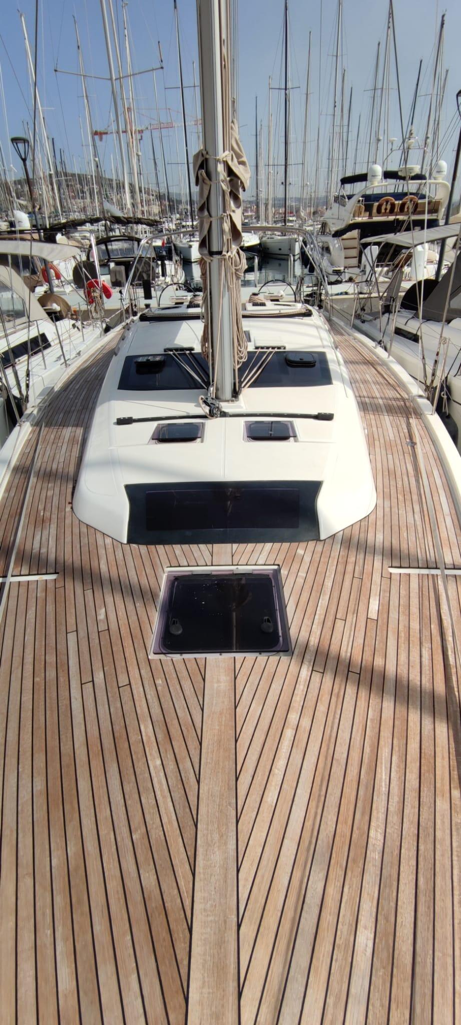 Sailing yacht 