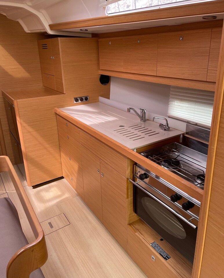 Sailing yacht 