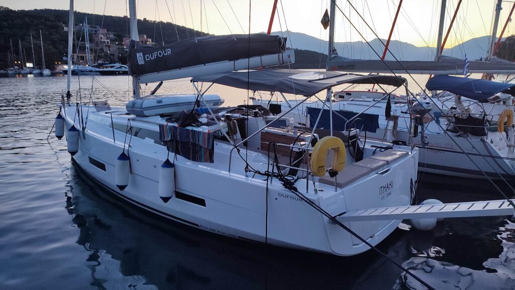 Sailing yacht 